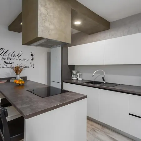 Lena Apartamento Pula